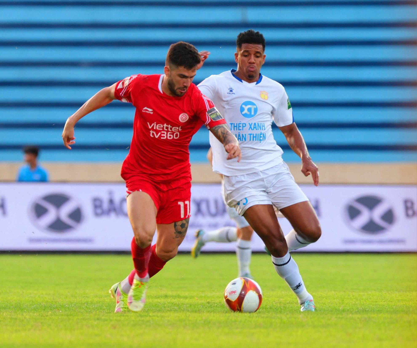 Jeferson chơi nổi bật trên hàng công Viettel. Ảnh: Mạnh Thắng