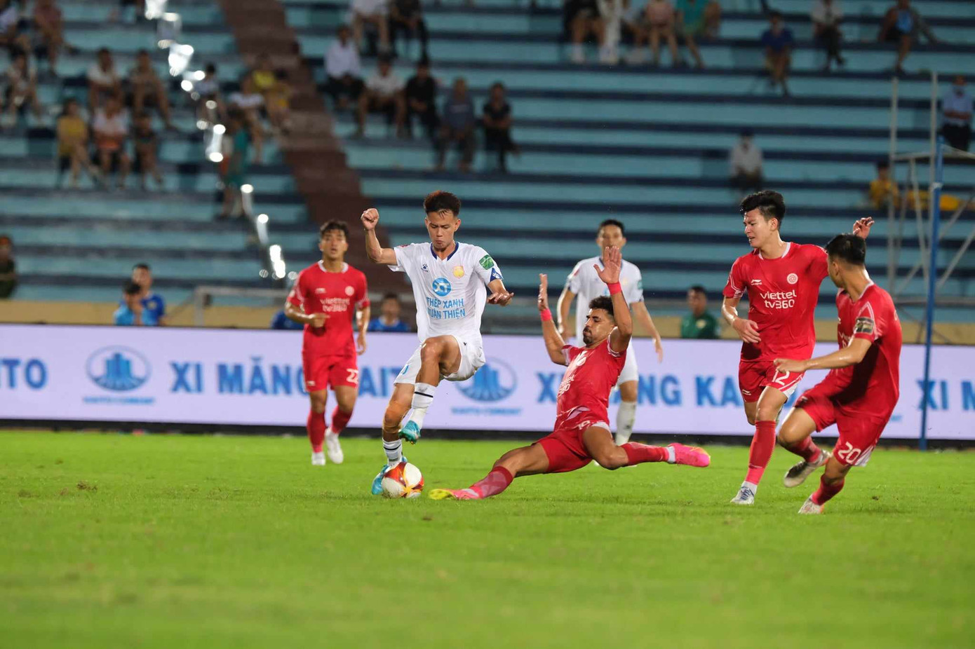 Essam cũng phải lùi về hỗ trợ phòng ngự. Ảnh: Mạnh Thắng