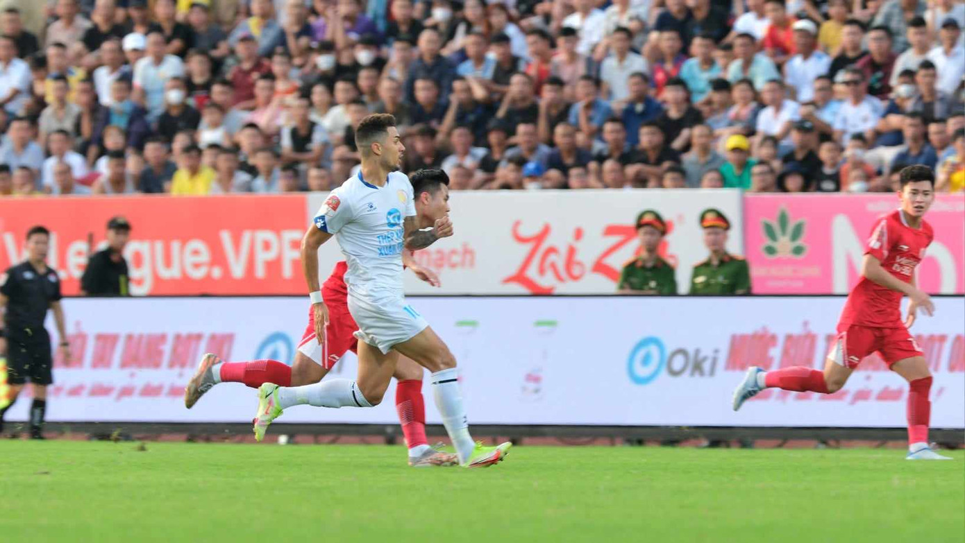 Các cầu thủ Nam Định chưa cầm được bóng. Ảnh: Mạnh Thắng