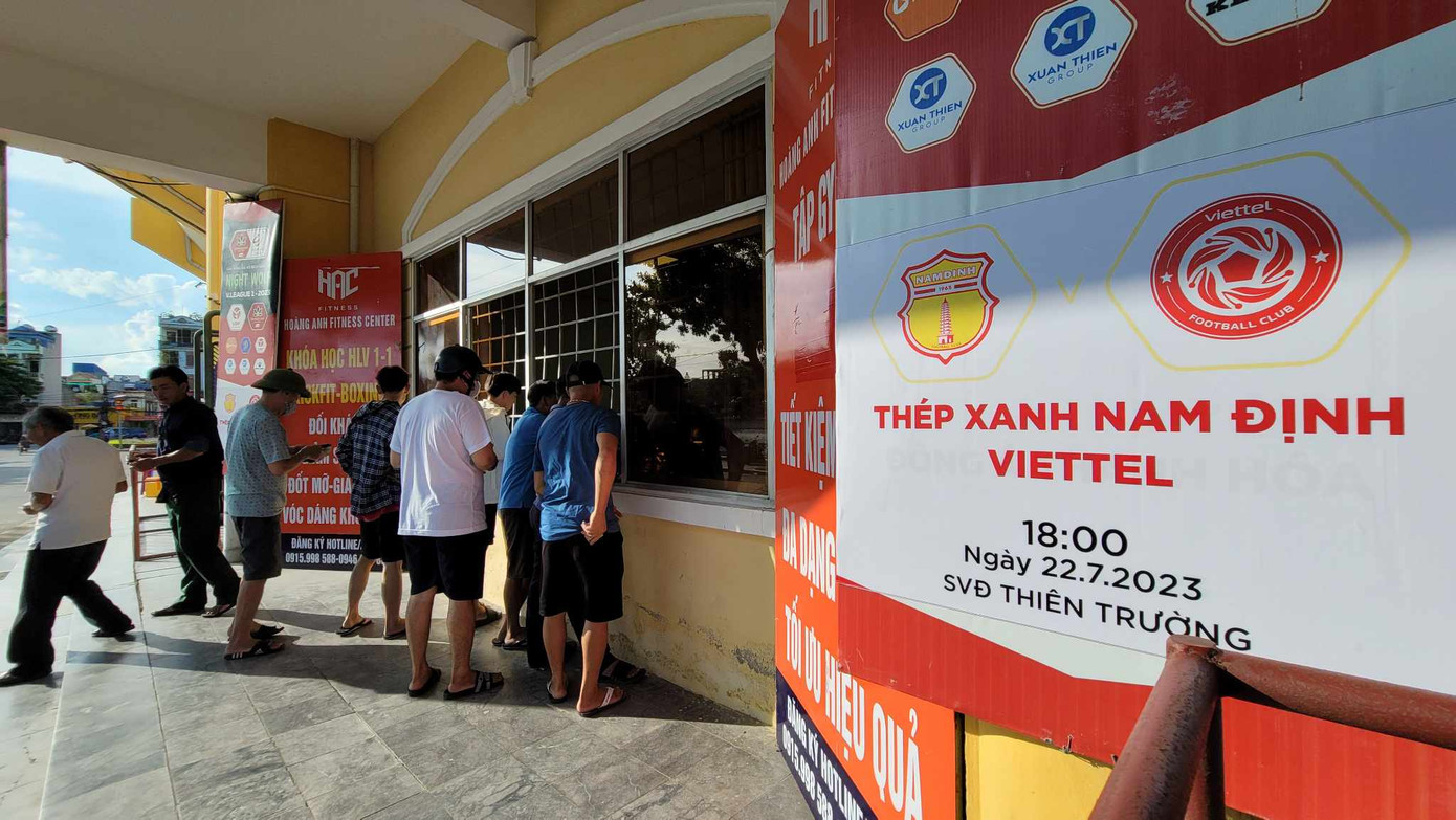 Một số cổ động viên mua vé muộn vào sân. Ảnh: Mạnh Thắng