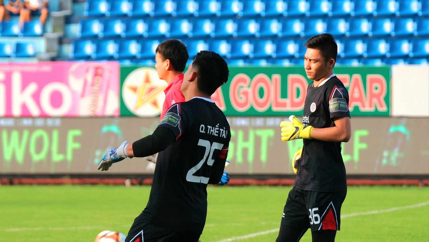 Thời tiết khá nắng nóng khiến các cầu thủ gặp khó. Ảnh: Mạnh Thắng