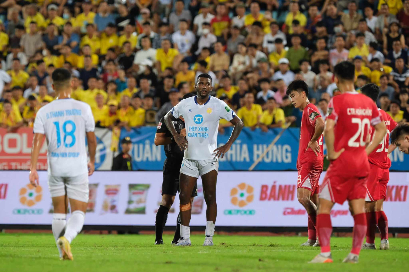 Các cầu thủ Viettel bắt đầu phạm lỗi nhiều hơn. Ảnh: Mạnh Thắng