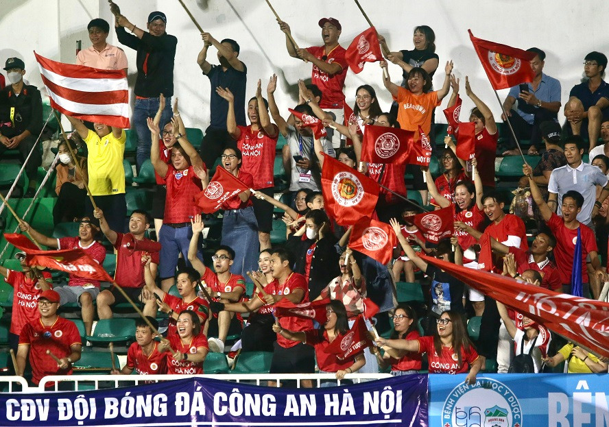 Có khá đông cổ động viên CAHN đến Pleiku. Ảnh: Dư Hải