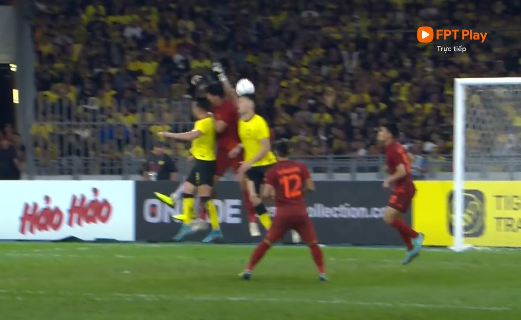 Cận cảnh bàn thắng không được công nhận của Malaysia Cận cảnh bàn thắng không được công nhận của Malaysia