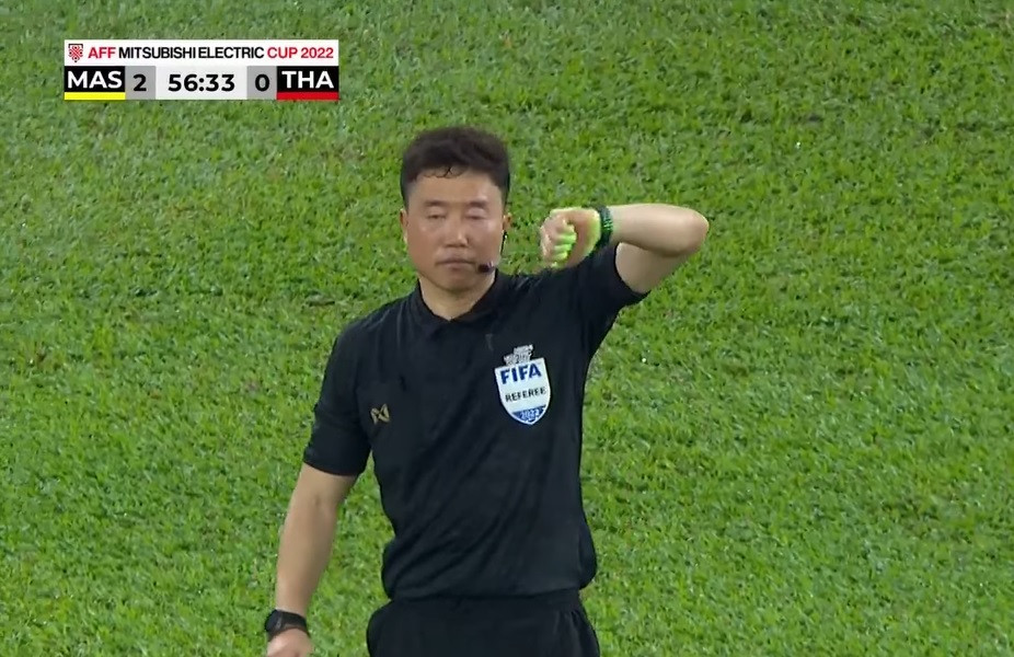 Trọng tài Kim Dae-yong cho rằng các cầu Malaysia đã húc cùi chỏ với đối thủ Trọng tài Kim Dae-yong cho rằng các cầu Malaysia đã húc cùi chỏ với đối thủ