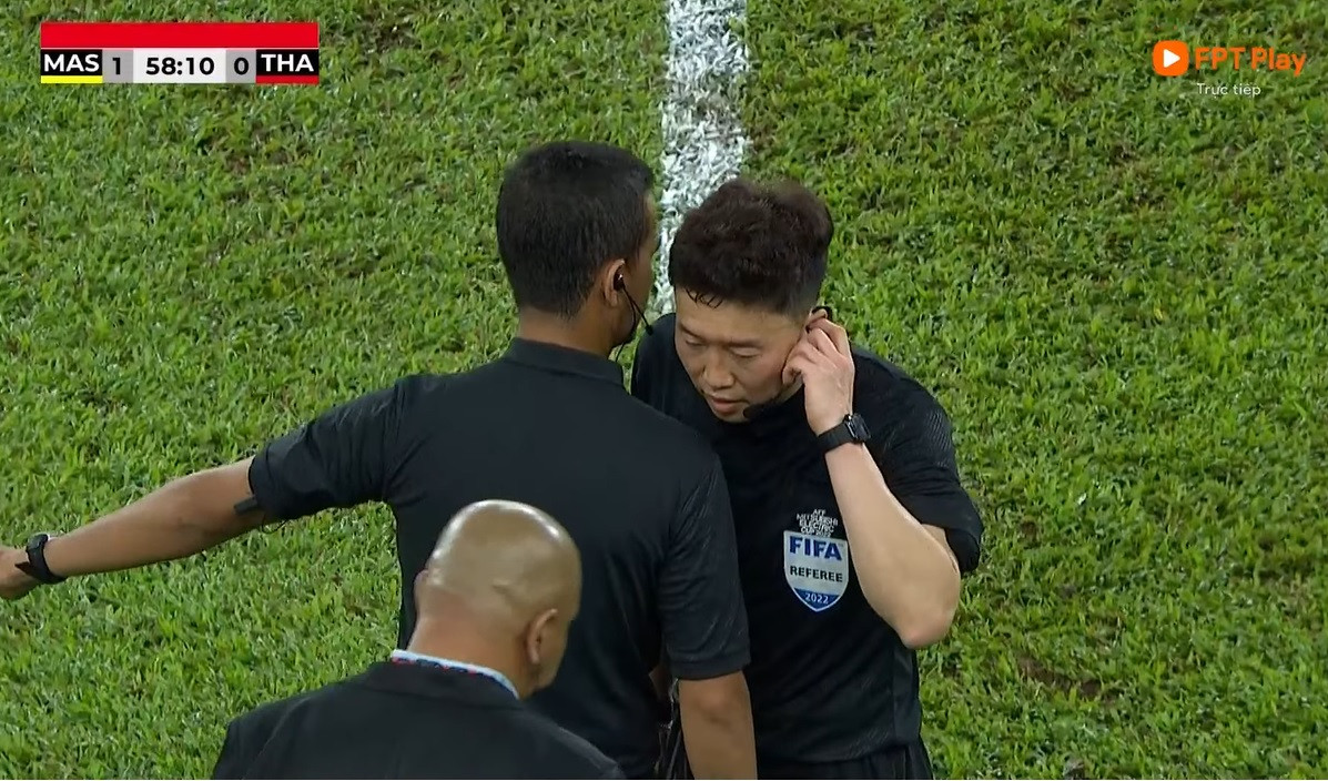 Trọng tài Kim Dae-yong thay đổi quyết định sau khi thảo luận với trọng tài bàn Trọng tài Kim Dae-yong thay đổi quyết định sau khi thảo luận với trọng tài bàn