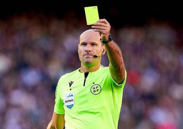 Lahoz bị chỉ trích vì rút thẻ quá nhiều Lahoz bị chỉ trích vì rút thẻ quá nhiều