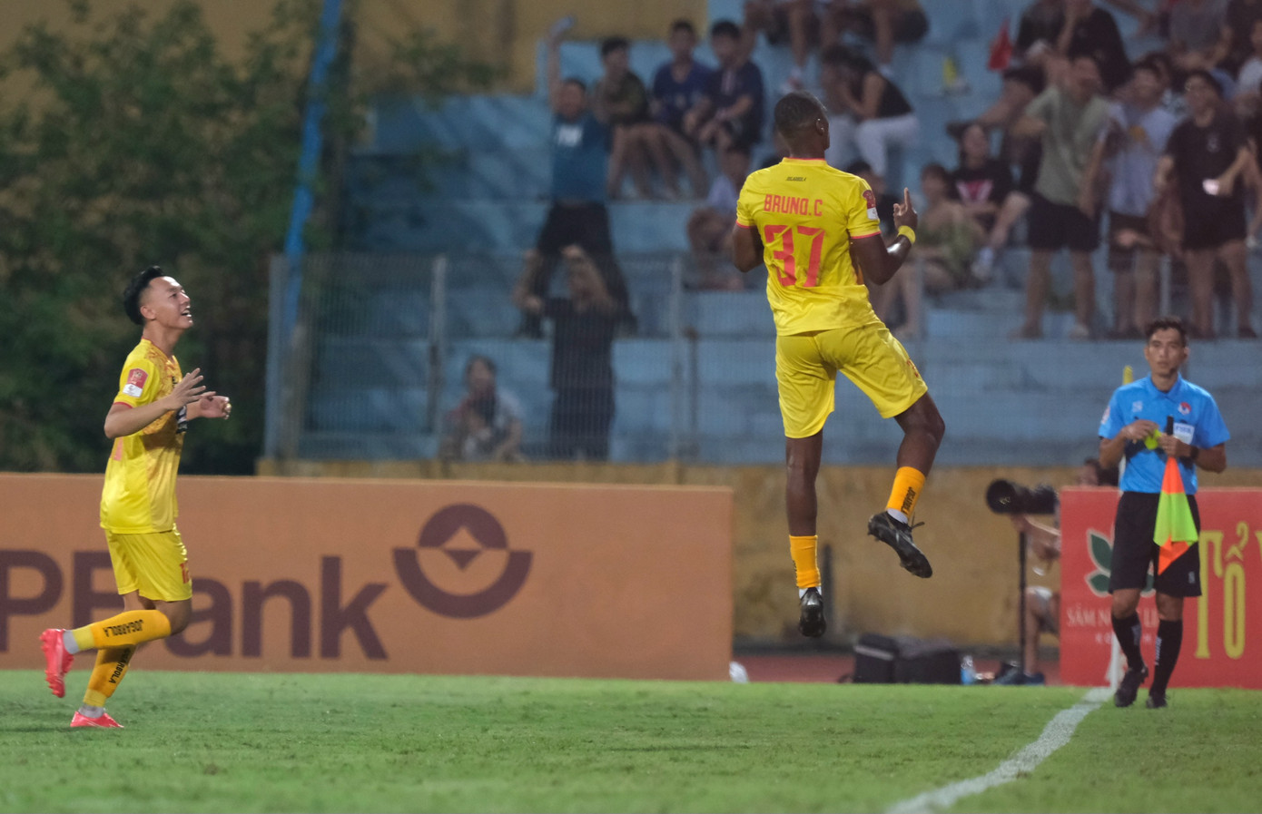 CAHN lên ngôi vô địch sau trận hòa 1-1 với Thanh Hóa ảnh 27