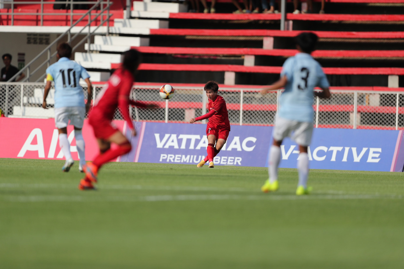 Tuyết Dung tạt bóng như đặt cho Huỳnh Như. Ảnh: Hữu Phạm Tuyết Dung tạt bóng như đặt cho Huỳnh Như. Ảnh: Hữu Phạm