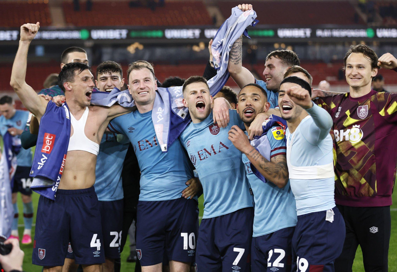 Các cầu thủ Burnley ăn mừng chiến thắng Các cầu thủ Burnley ăn mừng chiến thắng