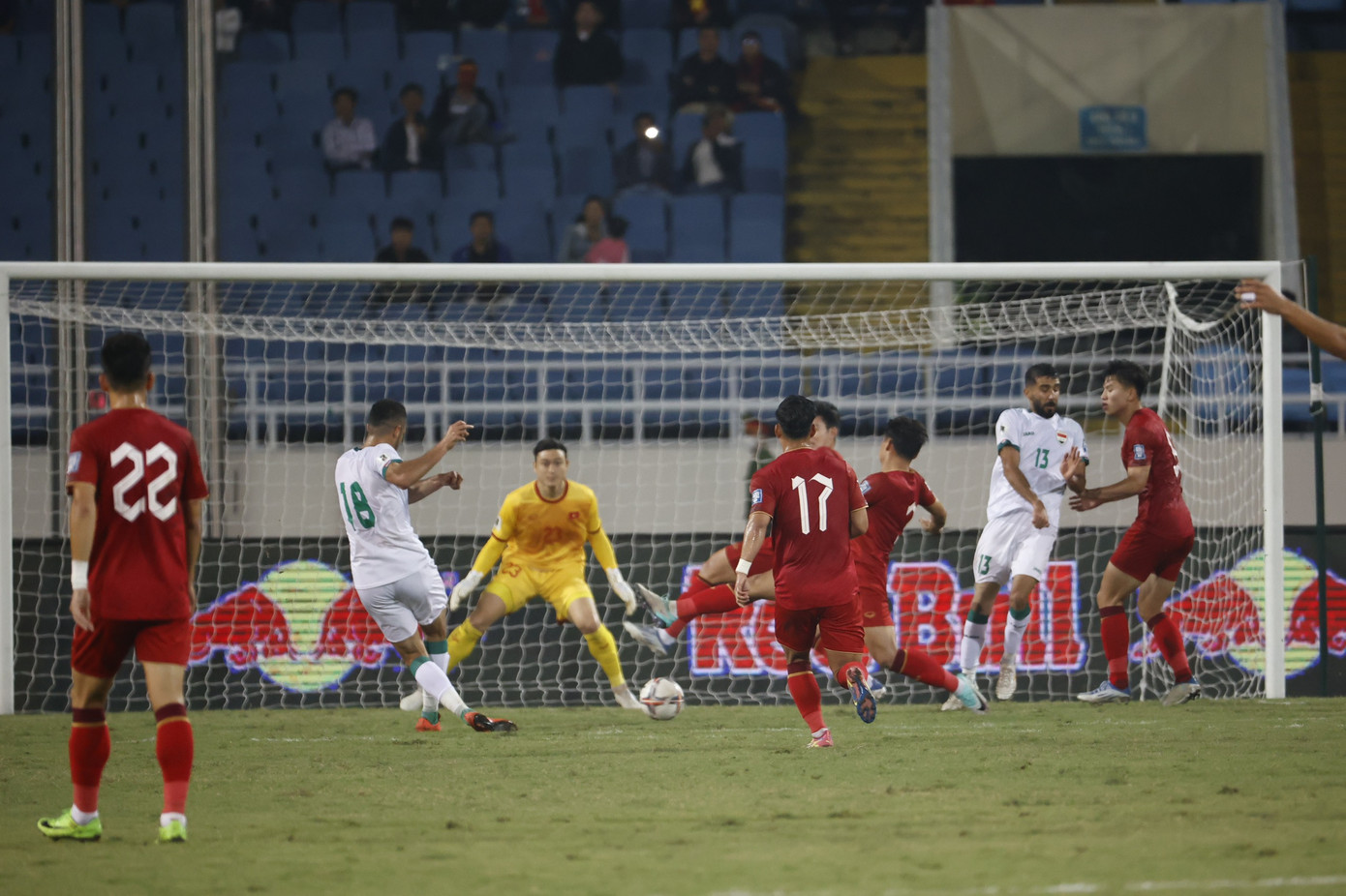 Aymen Hussein sút bóng quá nhẹ. Ảnh: Như Ý