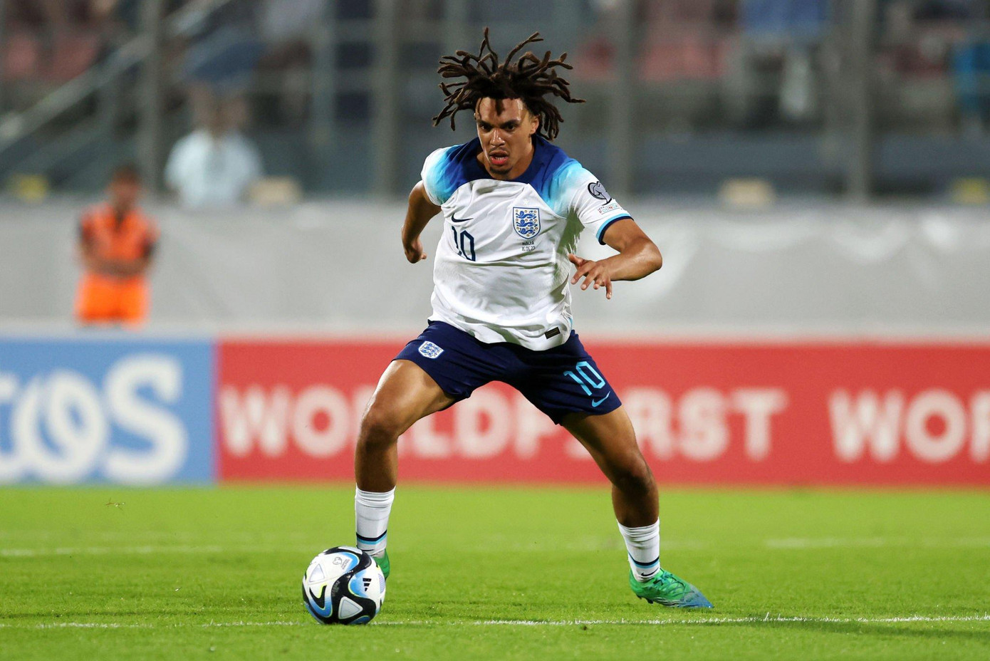 Trent Alexander-Arnold tỏa sáng với áo số 10 của ĐT Anh