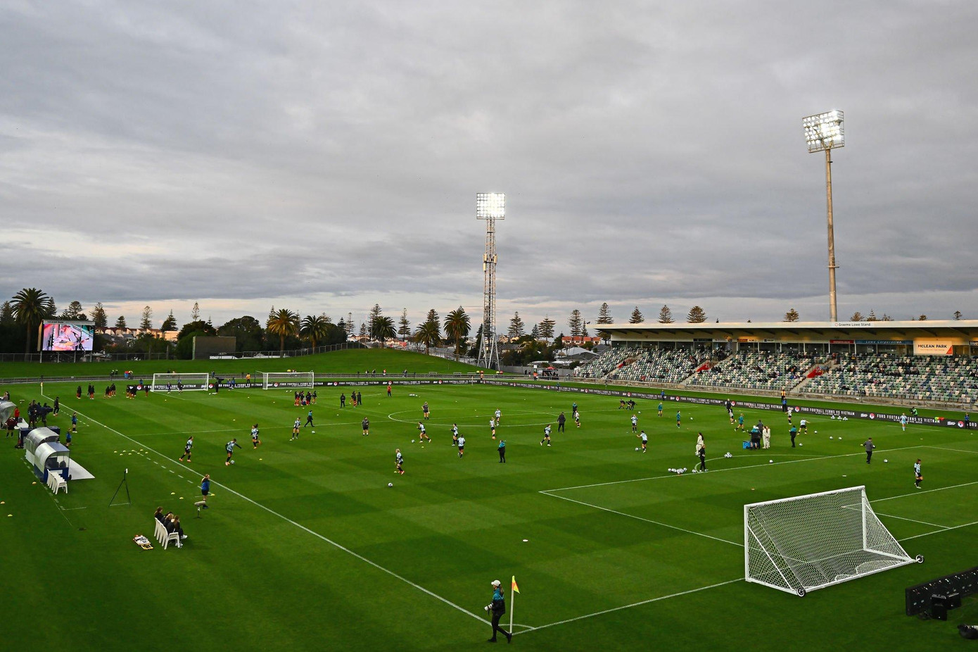 Cầu thủ hai đội khởi động trước trận đấu. Ảnh: Getty Cầu thủ hai đội khởi động trước trận đấu. Ảnh: Getty