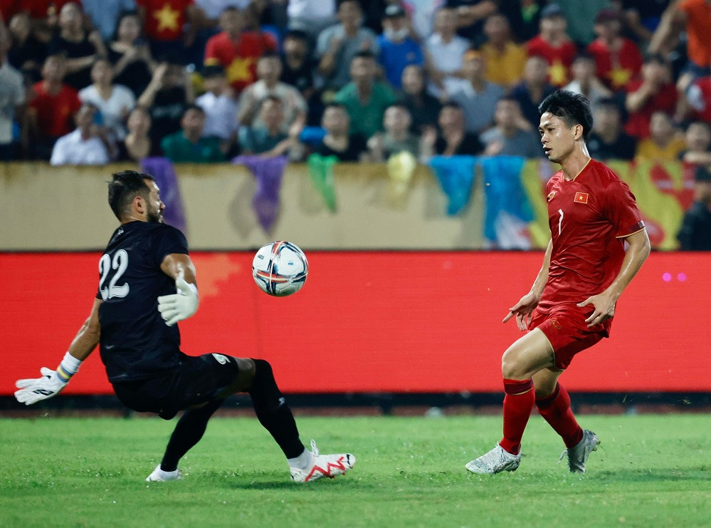 Công Phượng dứt điểm tinh tế ghi bàn. Ảnh: Như Ý