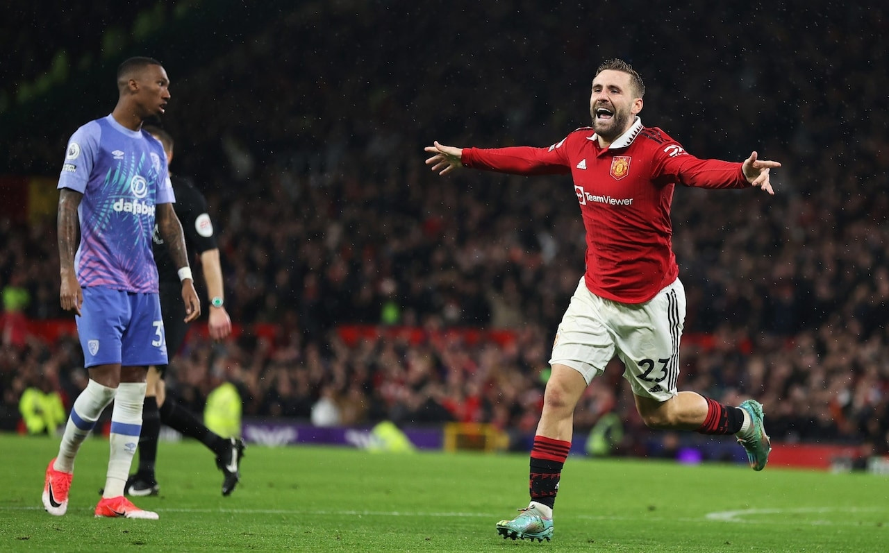 Shaw ăn mừng bàn thắng thứ 2 của MU