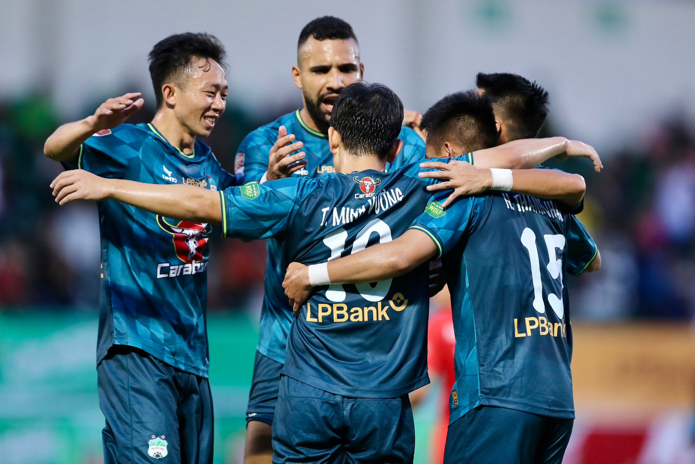 Các cầu thủ HAGL vượt lên dẫn trước Viettel. Ảnh: Duy Anh Các cầu thủ HAGL vượt lên dẫn trước Viettel. Ảnh: Duy Anh