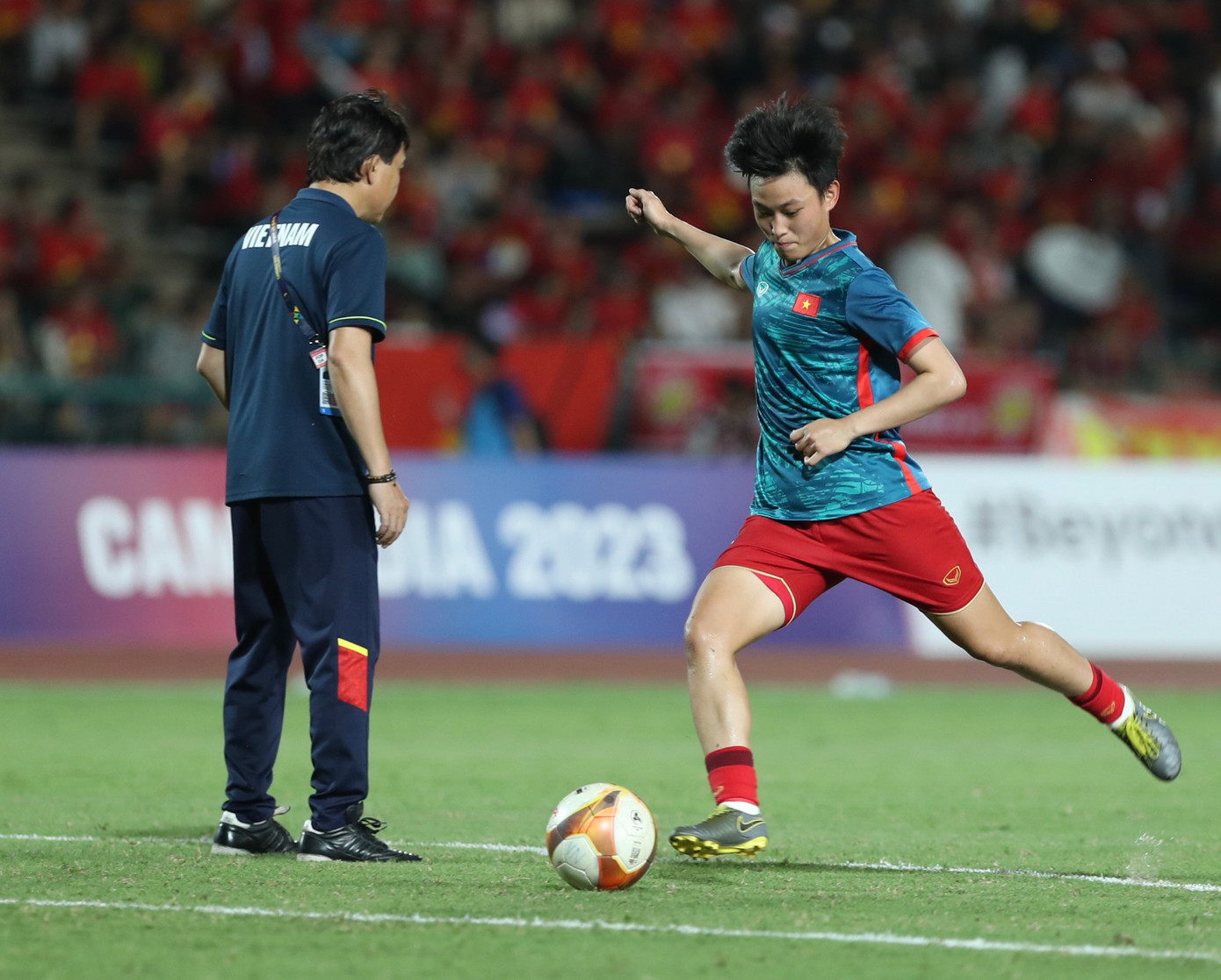 Các cầu thủ nữ Việt Nam tập sút rất kỹ. Ảnh: Hữu Phạm Các cầu thủ nữ Việt Nam tập sút rất kỹ. Ảnh: Hữu Phạm