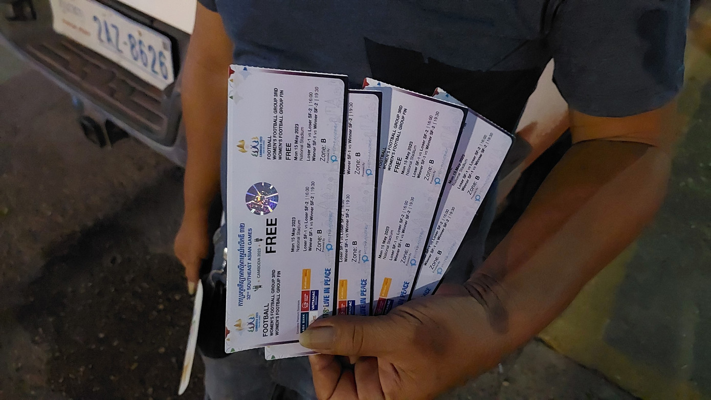 Sức chứa của sân Olympic lớn và người Campuchia không còn hào hứng đến sân khiến tình trạng vé thừa khá nhiều. Trước sân có không ít người phát vé miễn phí, và đến hiện tại trên tay họ vẫn còn lượng lớn. Ảnh: Thanh Hải Sức chứa của sân Olympic lớn và người Campuchia không còn hào hứng đến sân khiến tình trạng vé thừa khá nhiều. Trước sân có không ít người phát vé miễn phí, và đến hiện tại trên tay họ vẫn còn lượng lớn. Ảnh: Thanh Hải