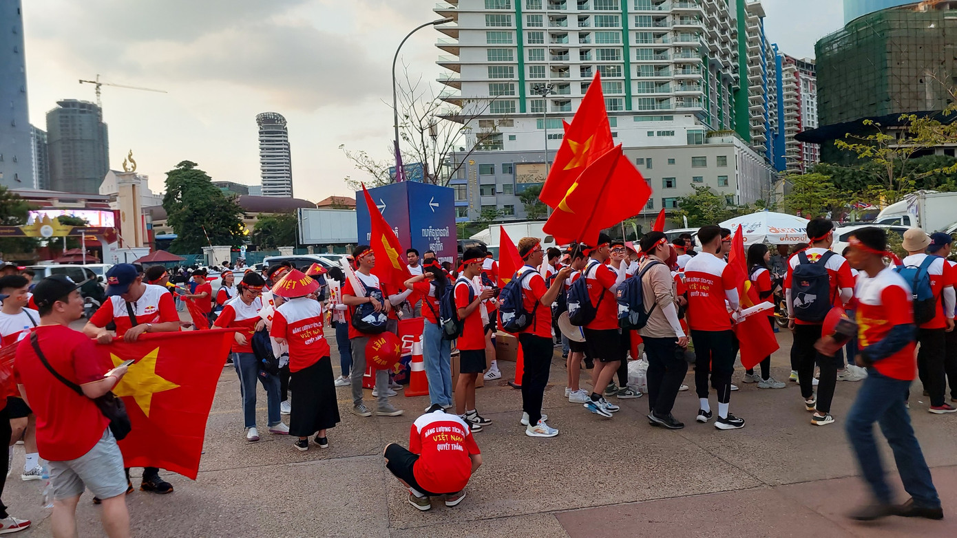 Anh thuộc hội CĐV VFS, sang Campuchia cổ vũ đội tuyển cùng gần 60 thành viên khác. Ảnh: Thanh Hải Anh thuộc hội CĐV VFS, sang Campuchia cổ vũ đội tuyển cùng gần 60 thành viên khác. Ảnh: Thanh Hải