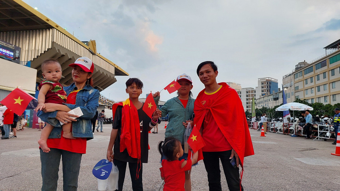 Anh Lâm, người Việt sinh tại Campuchia, chạy xe ba gác 15 cây số tới Olympic cổ vũ ĐT nữ. Anh cho biết trận nào có Việt Nam cũng đều đi xem, đồng thời dự đoán tỷ số hôm nay là 4-0 nghiêng về đội quân của HLV Mai Đức Chung. Ảnh: Thanh Hải Anh Lâm, người Việt sinh tại Campuchia, chạy xe ba gác 15 cây số tới Olympic cổ vũ ĐT nữ. Anh cho biết trận nào có Việt Nam cũng đều đi xem, đồng thời dự đoán tỷ số hôm nay là 4-0 nghiêng về đội quân của HLV Mai Đức Chung. Ảnh: Thanh Hải