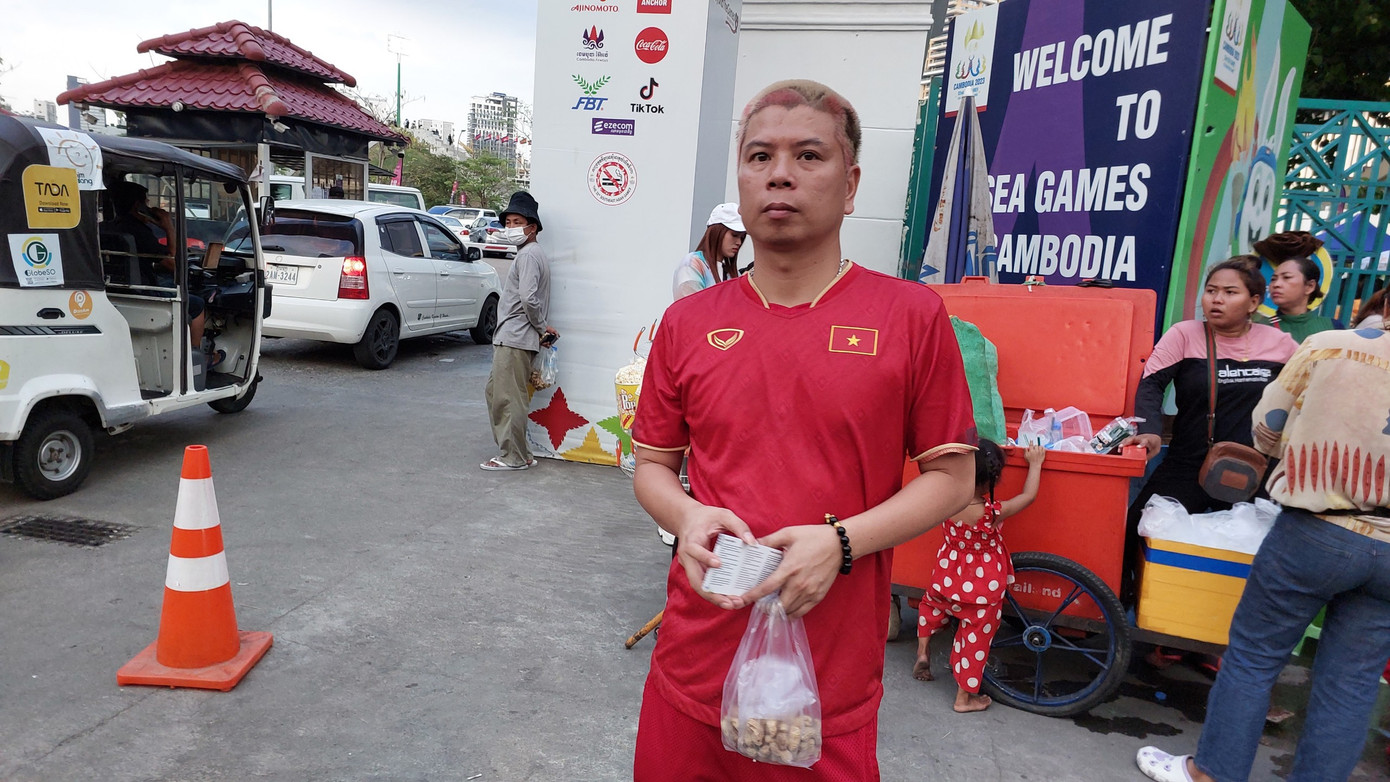 Một CĐV Việt Nam cầm xấp vé thừa phát cho đồng bào. Ảnh: Thanh Hải Một CĐV Việt Nam cầm xấp vé thừa phát cho đồng bào. Ảnh: Thanh Hải