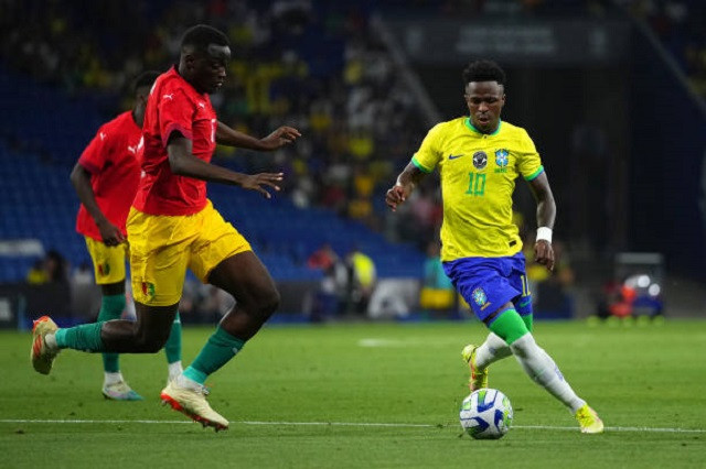 Trước khi đổi sang trang phục truyền thống Trước khi đổi sang trang phục truyền thống