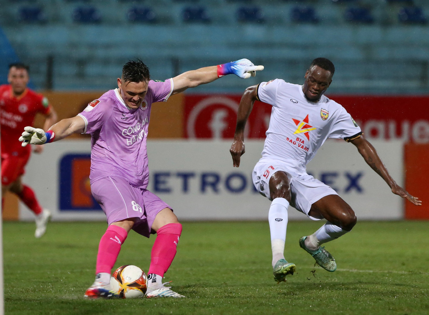 Lê Giang xử lý mạo hiểm. Ảnh: Mạnh Thắng