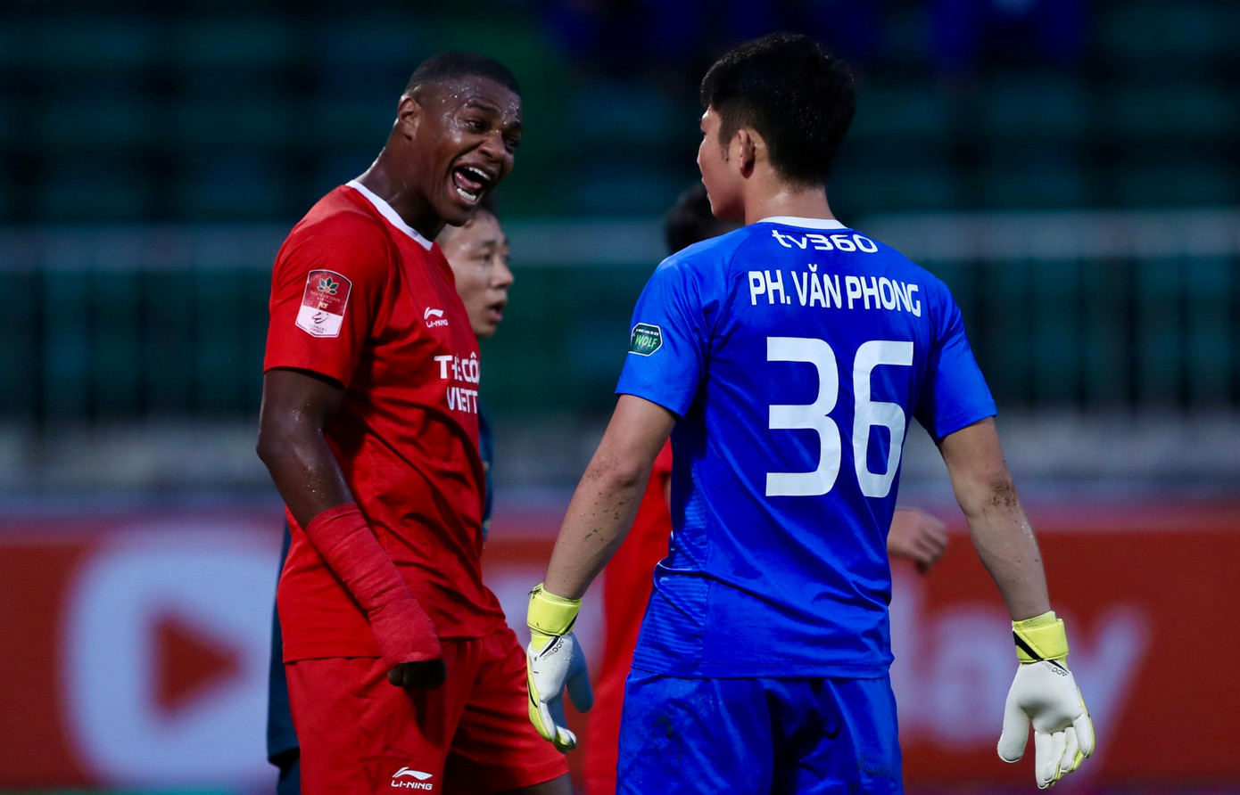 Bruno ăn mừng cùng thủ môn Văn Phong. Ảnh: Duy Anh Bruno ăn mừng cùng thủ môn Văn Phong. Ảnh: Duy Anh