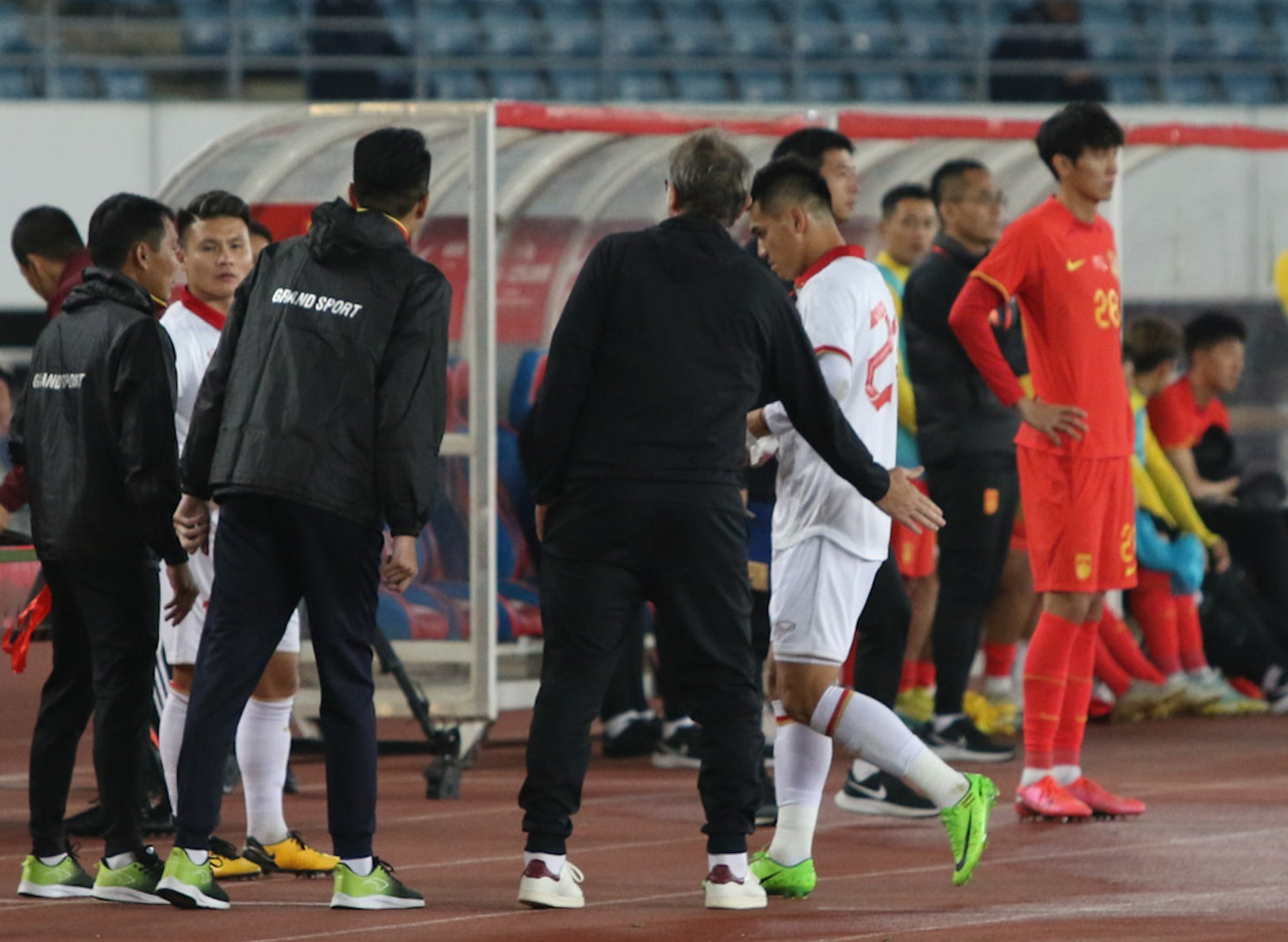 HLV Troussier an ủi Tiến Linh sau thẻ đỏ. Ảnh: VFF