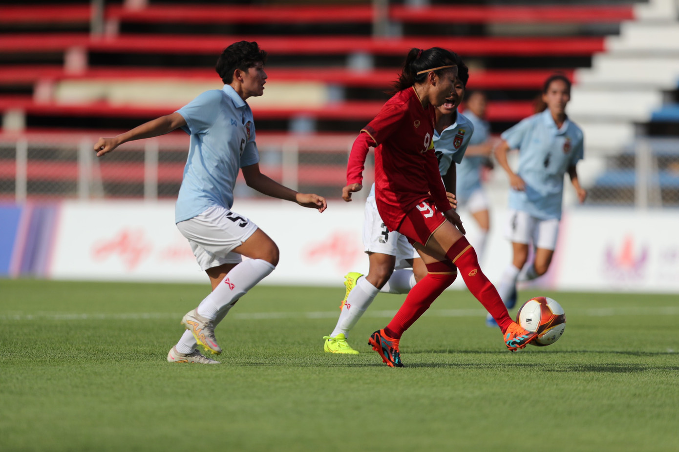 Trước khi dứt điểm ghi bàn. Ảnh: Hữu Phạm Trước khi dứt điểm ghi bàn. Ảnh: Hữu Phạm