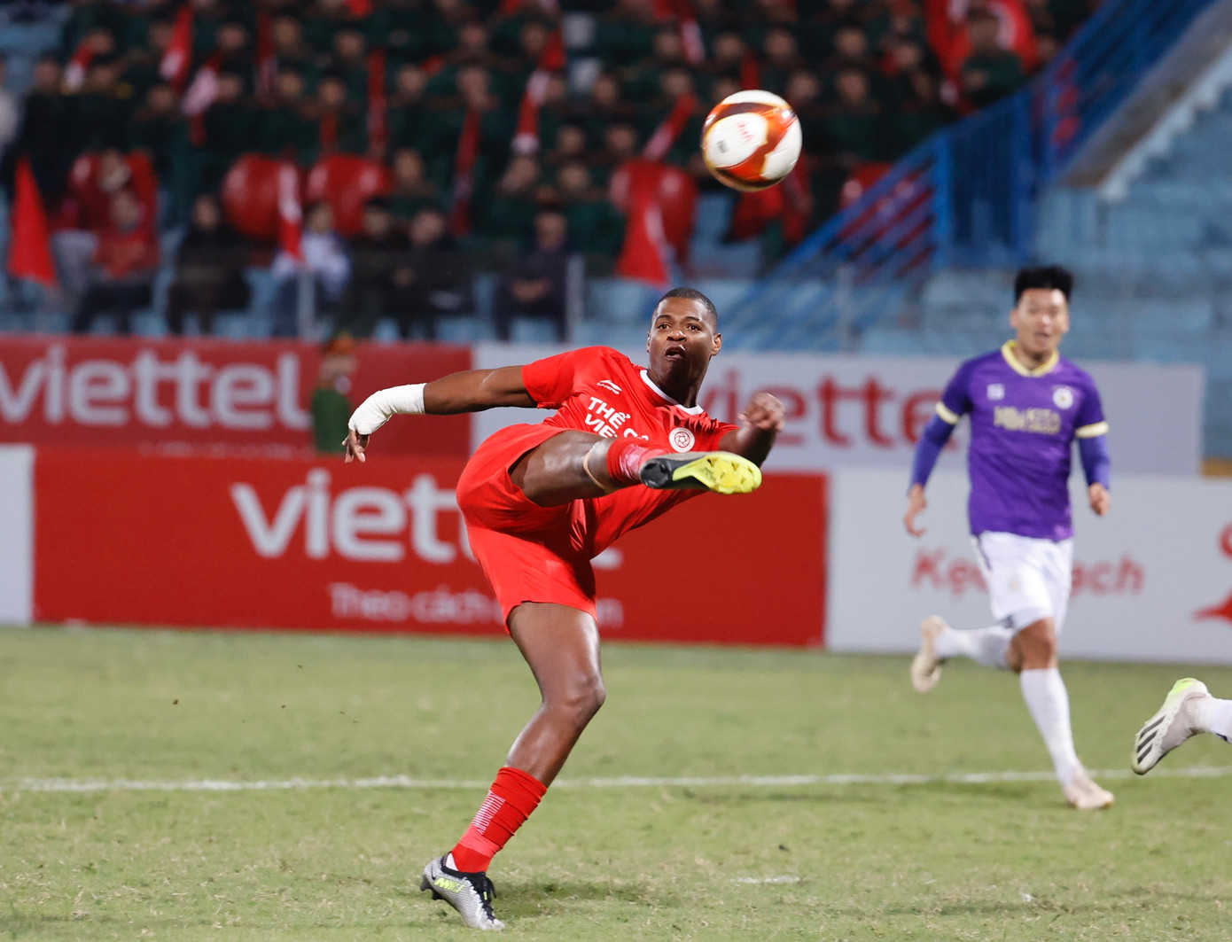 Nhưng anh đá vào má ngoài quá nhiều và đưa bóng vọt lên. Ảnh: Như Ý Nhưng anh đá vào má ngoài quá nhiều và đưa bóng vọt lên. Ảnh: Như Ý