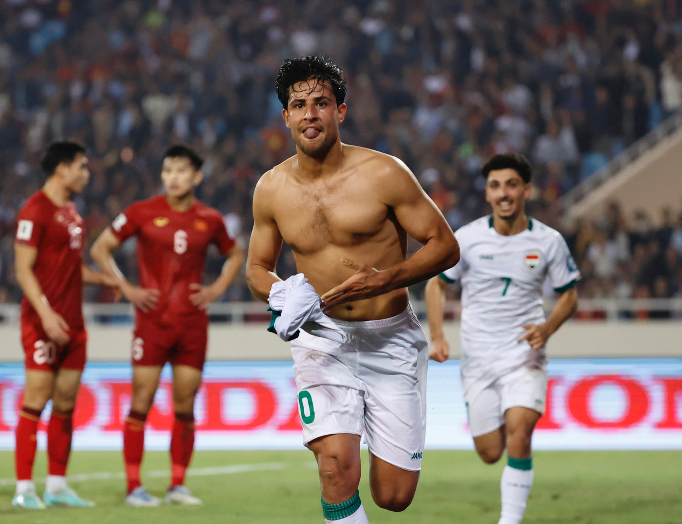 Mohanad Ali cởi áo ăn mừng phấn khích và nhận thẻ vàng. Ảnh: Như Ý