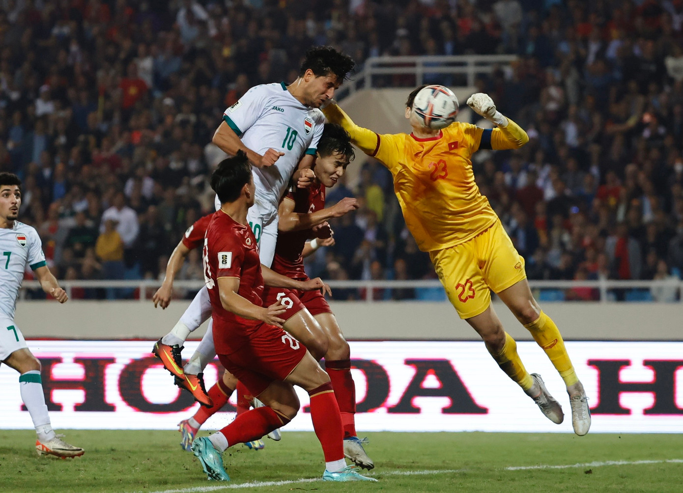 Văn Lâm và hàng thủ Việt Nam đã làm hết khả năng. Ảnh: Như Ý