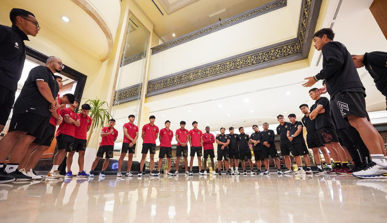 Các thành viên U20 Indonesia tập trung ở sảnh khách sạn nghe thông báo của FIFA Các thành viên U20 Indonesia tập trung ở sảnh khách sạn nghe thông báo của FIFA