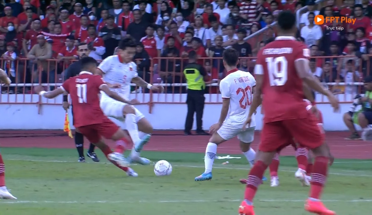 Cận cảnh pha vào bóng của Văn Hậu