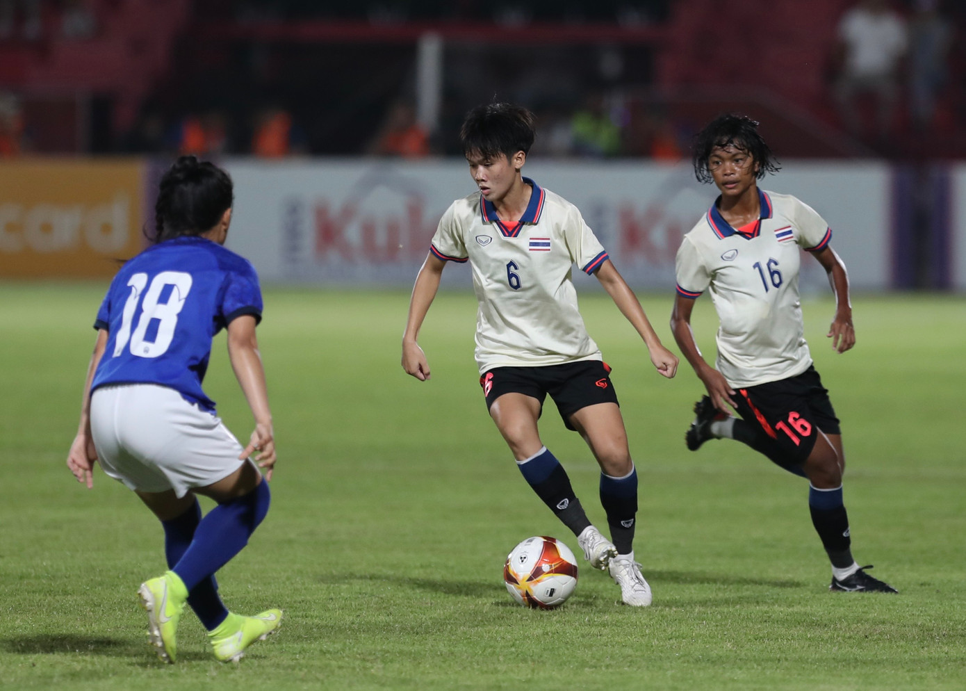 Các cầu thủ ĐT nữ Thái Lan không cho Campuchia có cơ hội cầm bóng. Ảnh: Hữu Phạm Các cầu thủ ĐT nữ Thái Lan không cho Campuchia có cơ hội cầm bóng. Ảnh: Hữu Phạm