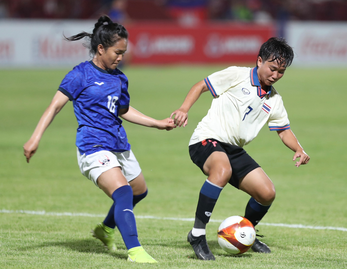 Thái Lan đẩy Campuchia lùi sâu phòng ngự. Ảnh: Hữu Phạm Thái Lan đẩy Campuchia lùi sâu phòng ngự. Ảnh: Hữu Phạm