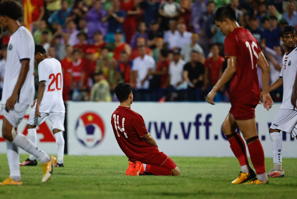 Văn Khang tiếc nuối khi bóng đi vào cạnh lưới. Ảnh: Như Ý