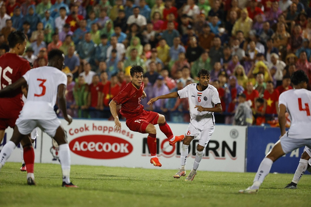 Cú sút tốt của Văn Khang, nhưng vẫn thiếu một chút chính xác. Ảnh: Như Ý