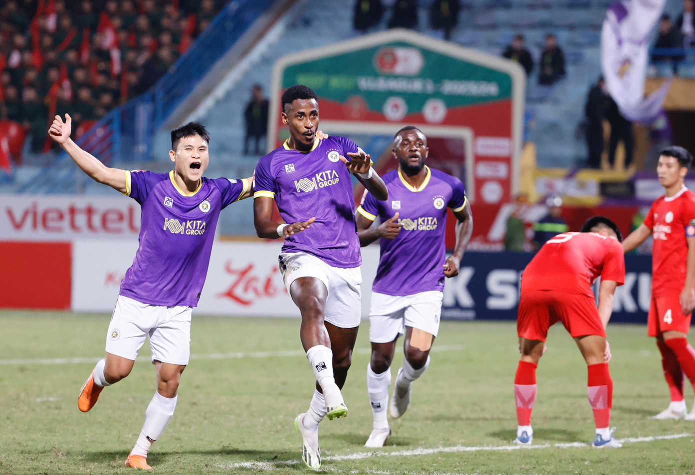 Denilson ăn mừng bàn thắng. Tiền đạo người Brazil đã ghi bàn 2 trận liên tiếp. Ảnh: Như Ý Denilson ăn mừng bàn thắng. Tiền đạo người Brazil đã ghi bàn 2 trận liên tiếp. Ảnh: Như Ý