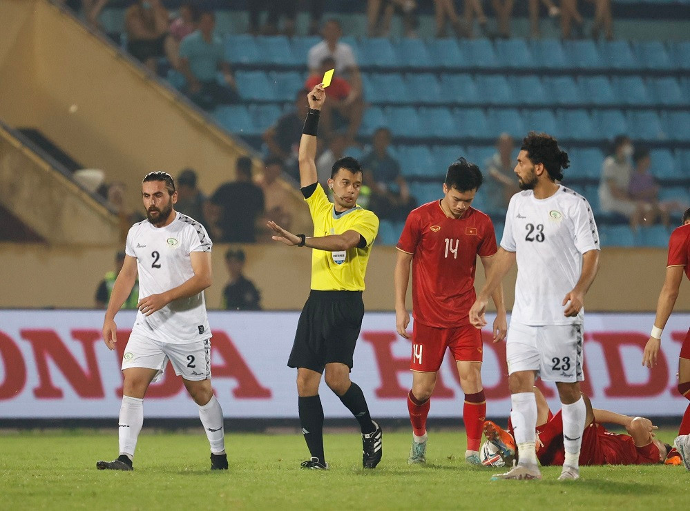 Cầu thủ Palestine chấp nhận thẻ vàng để ngăn cản Quang Hải. Ảnh: Như Ý
