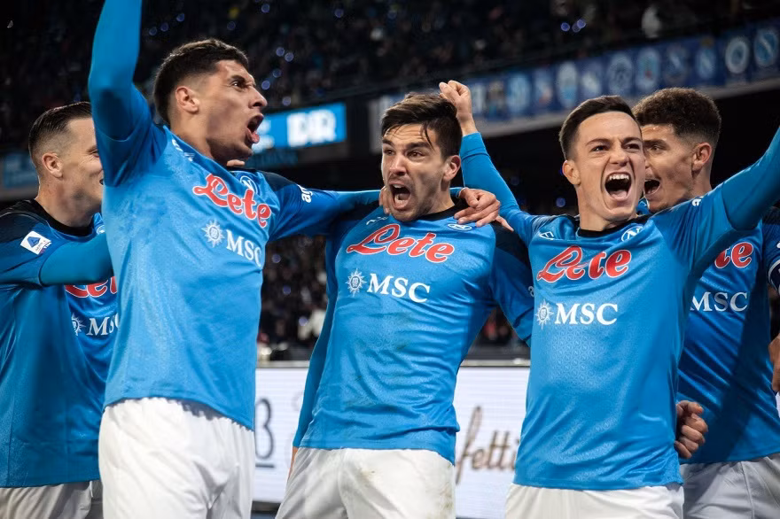 Simeone lóe sáng mang về 3 điểm cho Napoli