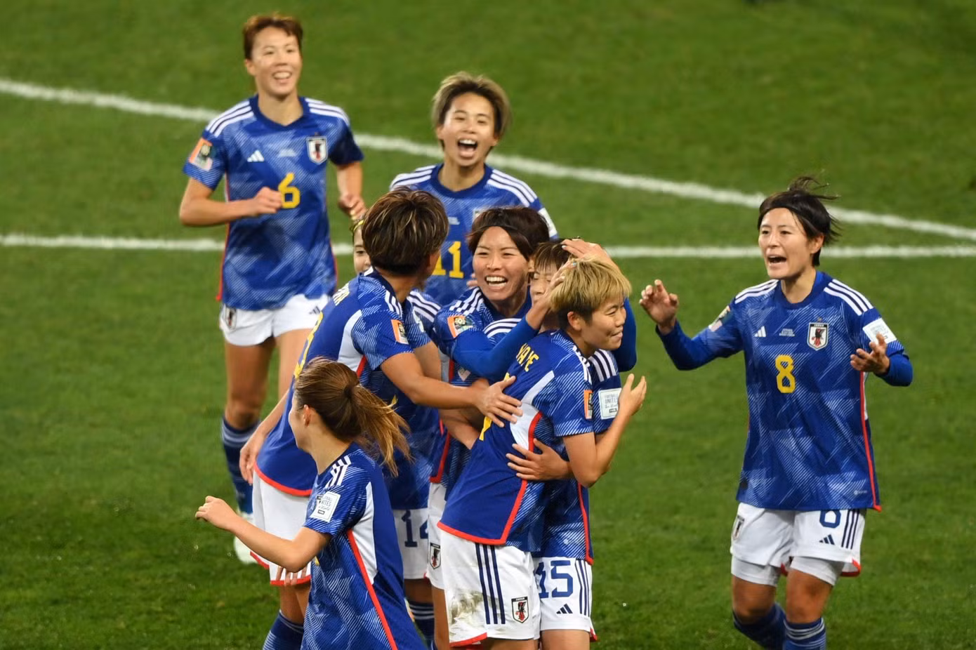 Aoba Fujino ăn mừng bàn thắng đẹp cùng đồng đội. Ảnh: FIFA Aoba Fujino ăn mừng bàn thắng đẹp cùng đồng đội. Ảnh: FIFA