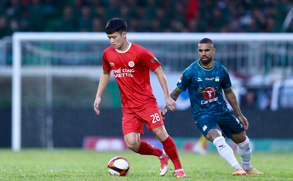 HAGL và Thể Công Viettel đang tạo ra thế trận cân bằng trong 15 phút đầu tiên. Ảnh: Duy Anh HAGL và Thể Công Viettel đang tạo ra thế trận cân bằng trong 15 phút đầu tiên. Ảnh: Duy Anh