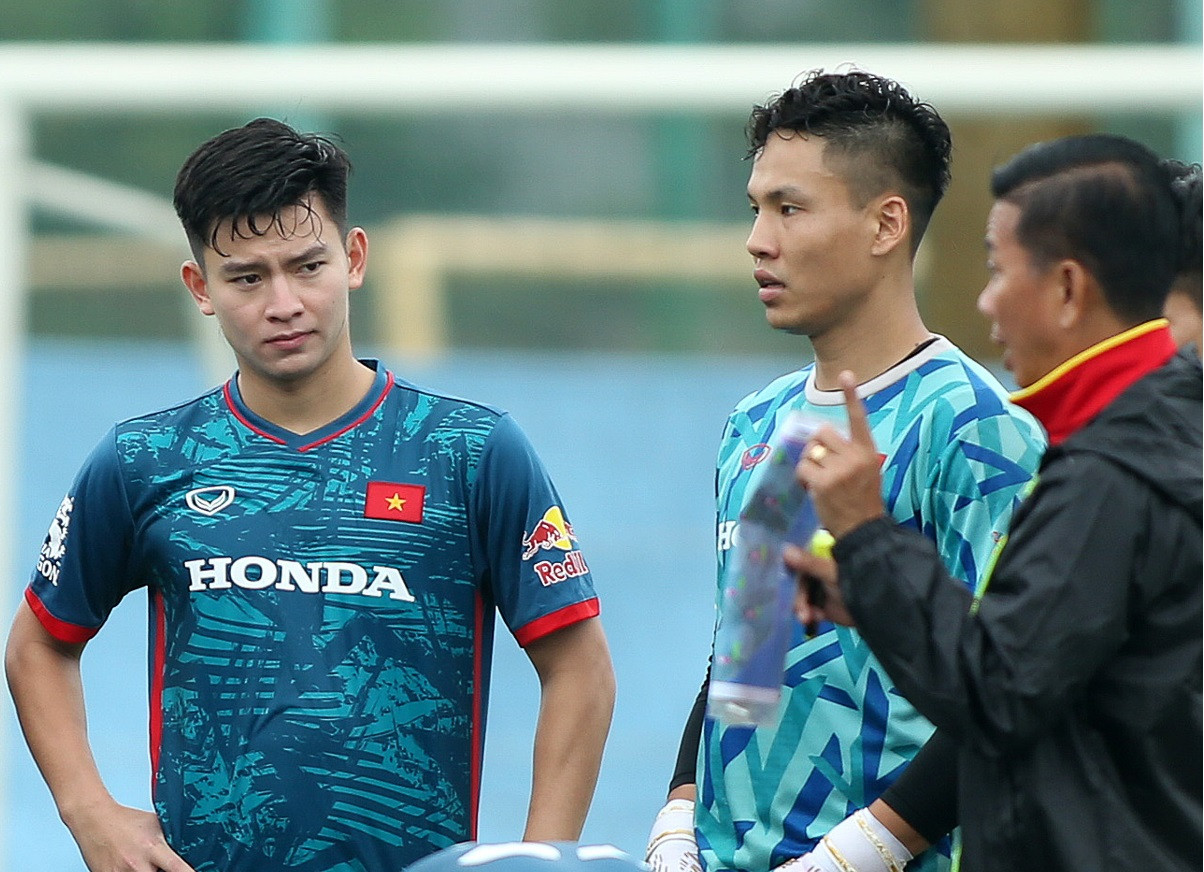 Đỗ Sỹ Huy (giữa) sẽ là đội trưởng của Olympic Việt Nam