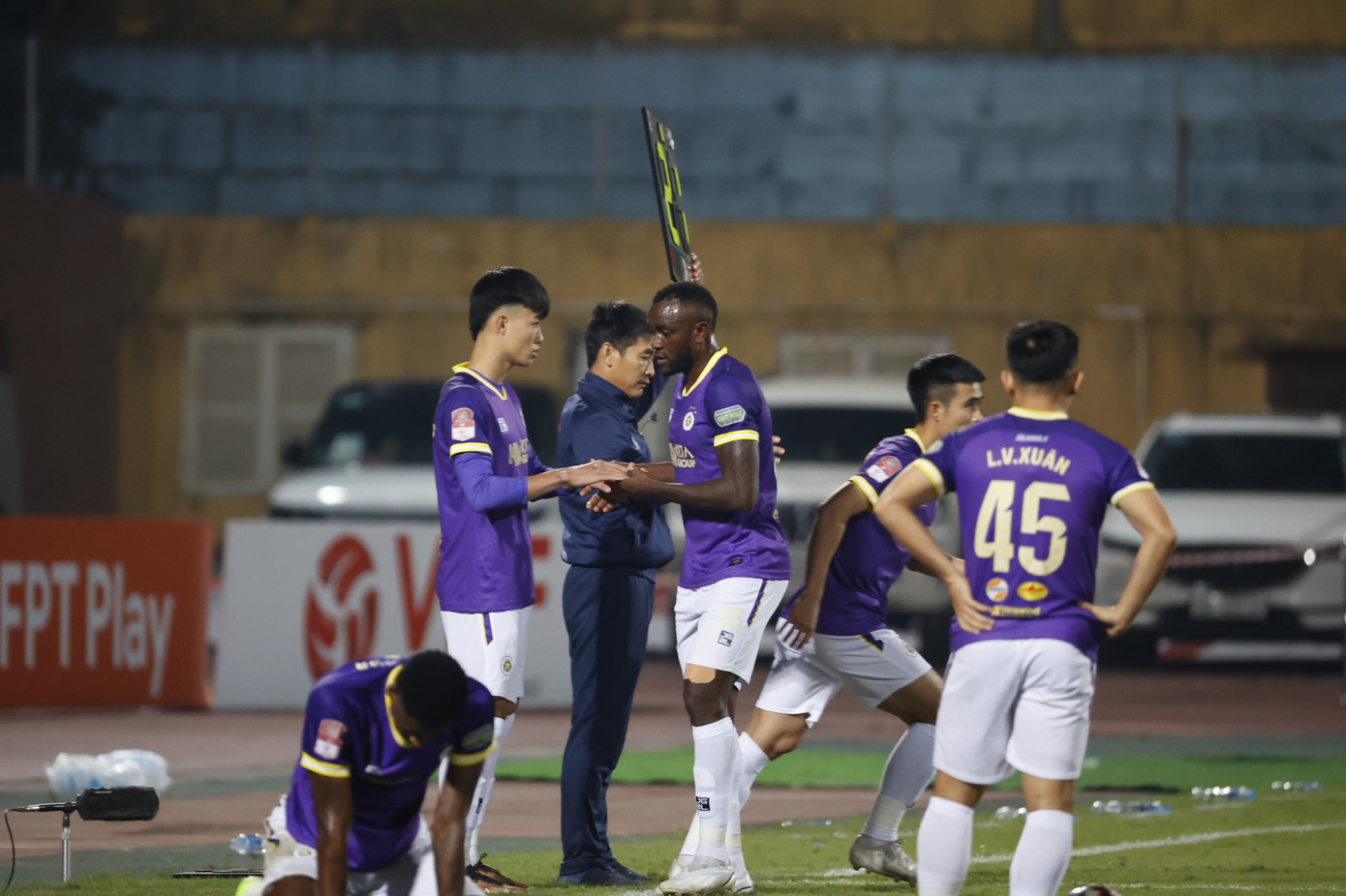 Hà Nội FC làm mới hàng công ở những phút cuối. Ảnh: Như Ý Hà Nội FC làm mới hàng công ở những phút cuối. Ảnh: Như Ý