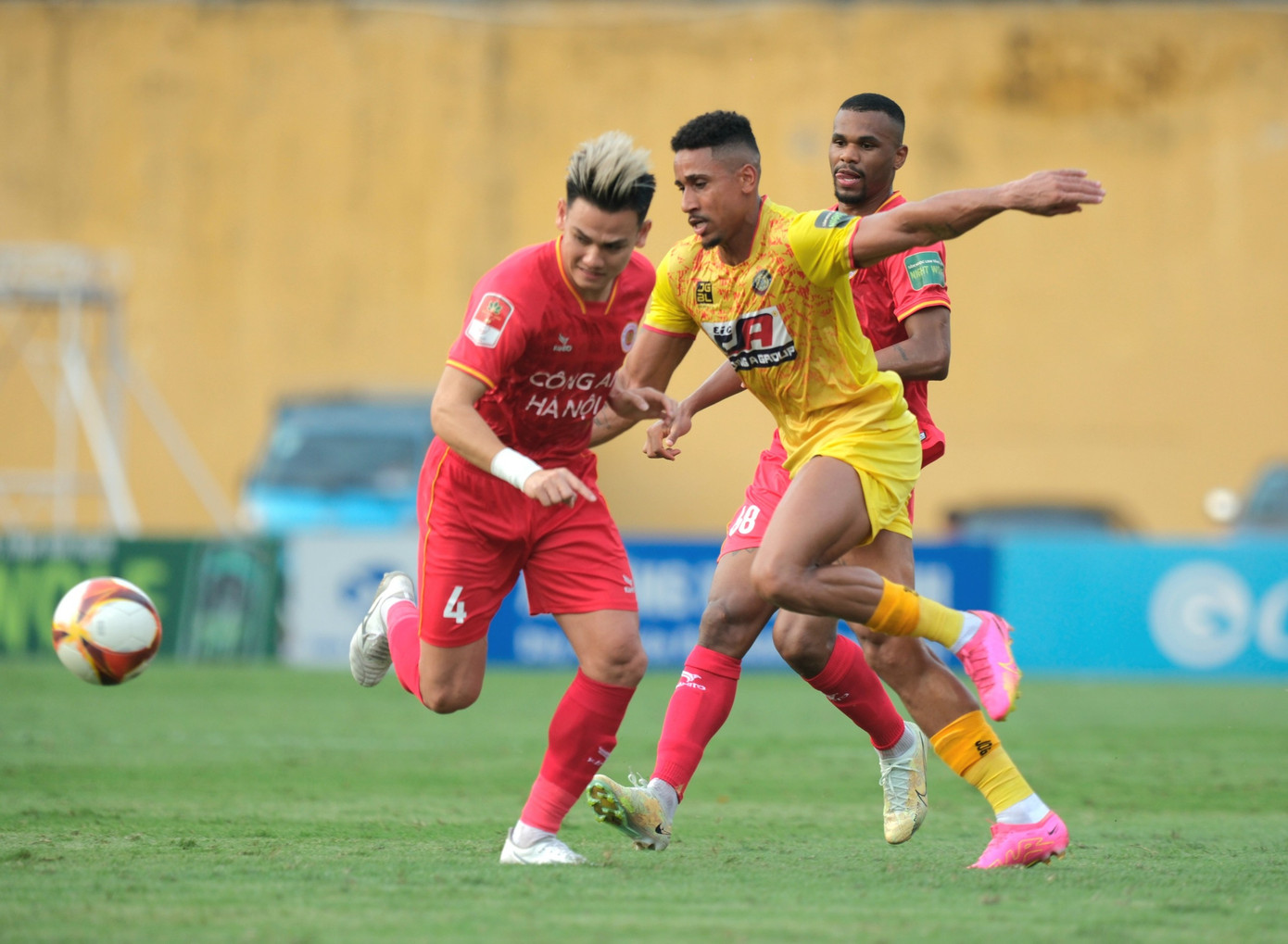 Đôi bên thi đấu cầm chừng. Ảnh: Mạnh Thắng