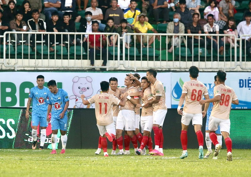 Các cầu thủ CAHN ăn mừng bàn thắng. Ảnh: Dư Hải