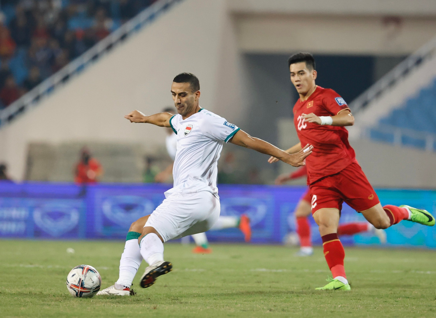 Tiến Linh áp sát hậu vệ Iraq. Ảnh: Như Ý