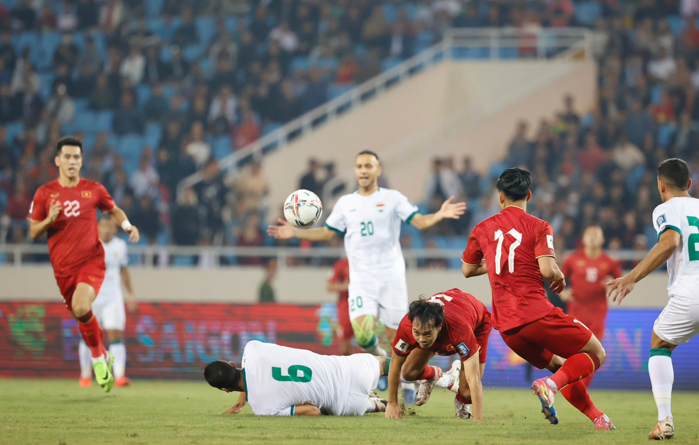 Văn Toàn, Tiến Linh không ngại lùi về phòng ngự. Ảnh: Như Ý